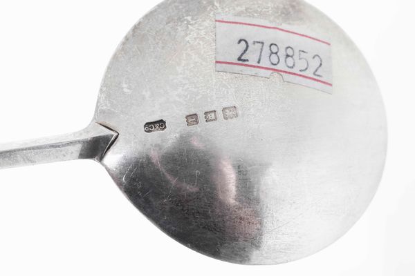 Coppia di cucchiai da cerimonia. Argento fuso e sagomato. Londra 1934, argentiere Carrington & Co.  - Asta Dimore italiane - Associazione Nazionale - Case d'Asta italiane