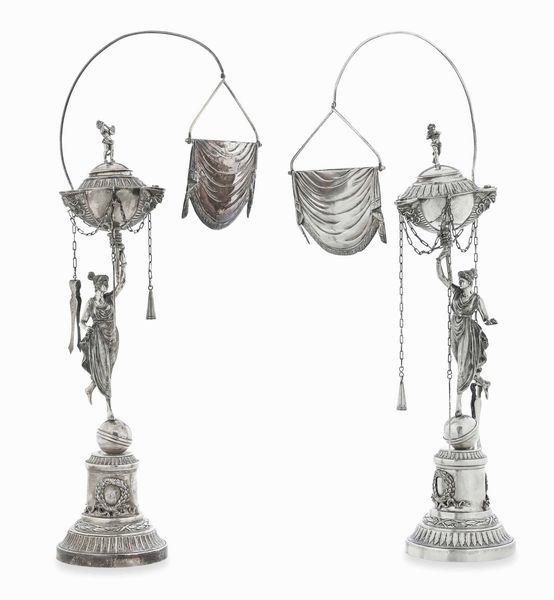 Rara coppia di lucerne. Argento fuso, sbalzato e cesellato. Arte neoclassica romana, prima met del XIX secolo. Maestro argentiere Filippo Pacetti (1824-1857). Marchio camerale in uso dal 1815 al 1875  - Asta Dimore italiane - Associazione Nazionale - Case d'Asta italiane