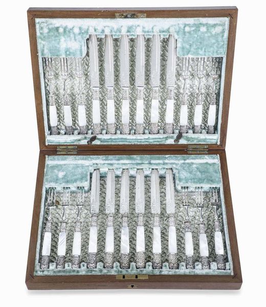 Servizio di posate. Metallo argentato e madreperla. Inghilterra XIX-XX secolo  - Asta Dimore italiane - Associazione Nazionale - Case d'Asta italiane