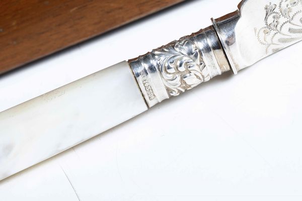 Servizio di posate. Metallo argentato e madreperla. Inghilterra XIX-XX secolo  - Asta Dimore italiane - Associazione Nazionale - Case d'Asta italiane