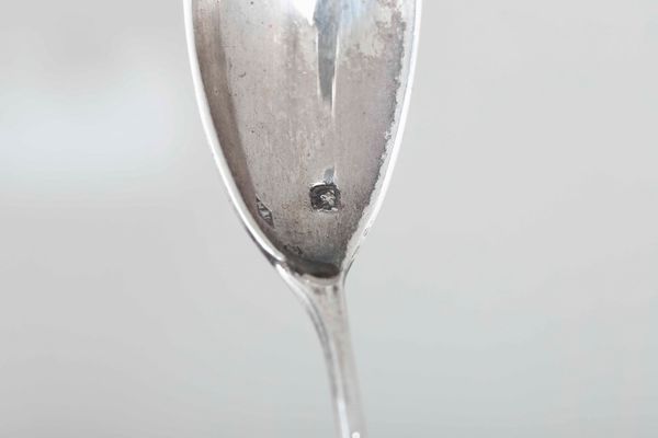 Due portauovo. Argento fuso,sagomato e cesellato. Francia XX secolo  - Asta Dimore italiane - Associazione Nazionale - Case d'Asta italiane