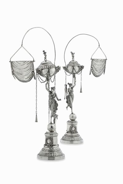 Rara coppia di lucerne. Argento fuso, sbalzato e cesellato. Arte neoclassica romana, prima met del XIX secolo. Maestro argentiere Filippo Pacetti (1824-1857). Marchio camerale in uso dal 1815 al 1875  - Asta Dimore italiane - Associazione Nazionale - Case d'Asta italiane