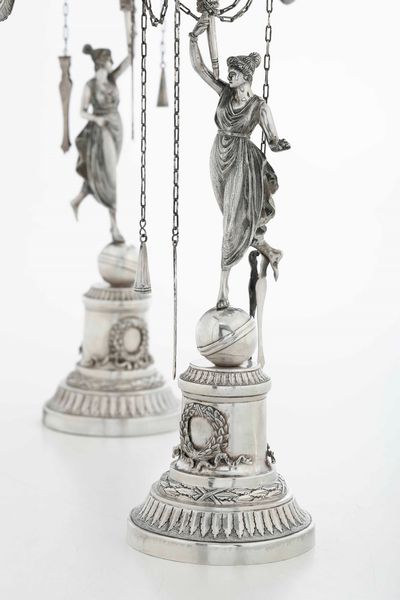 Rara coppia di lucerne. Argento fuso, sbalzato e cesellato. Arte neoclassica romana, prima met del XIX secolo. Maestro argentiere Filippo Pacetti (1824-1857). Marchio camerale in uso dal 1815 al 1875  - Asta Dimore italiane - Associazione Nazionale - Case d'Asta italiane