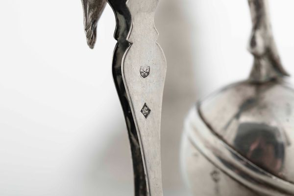 Rara coppia di lucerne. Argento fuso, sbalzato e cesellato. Arte neoclassica romana, prima met del XIX secolo. Maestro argentiere Filippo Pacetti (1824-1857). Marchio camerale in uso dal 1815 al 1875  - Asta Dimore italiane - Associazione Nazionale - Case d'Asta italiane