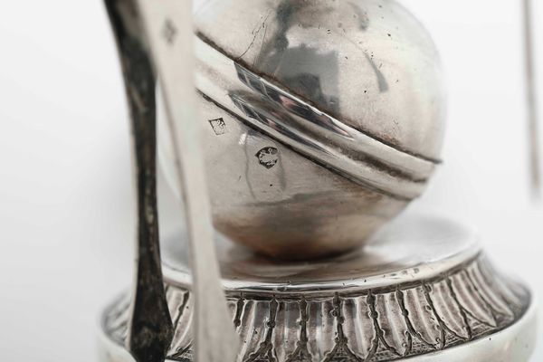 Rara coppia di lucerne. Argento fuso, sbalzato e cesellato. Arte neoclassica romana, prima met del XIX secolo. Maestro argentiere Filippo Pacetti (1824-1857). Marchio camerale in uso dal 1815 al 1875  - Asta Dimore italiane - Associazione Nazionale - Case d'Asta italiane