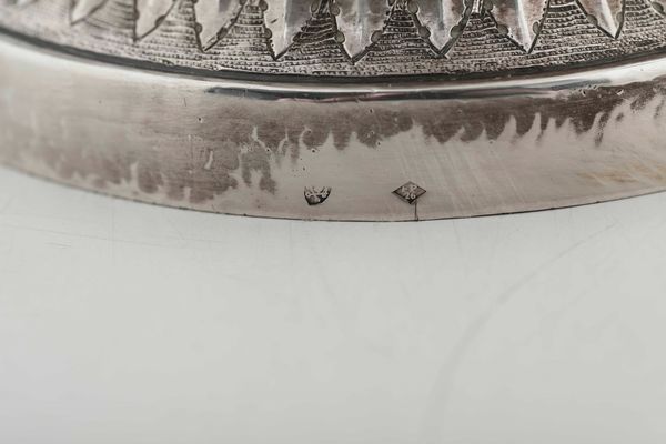 Rara coppia di lucerne. Argento fuso, sbalzato e cesellato. Arte neoclassica romana, prima met del XIX secolo. Maestro argentiere Filippo Pacetti (1824-1857). Marchio camerale in uso dal 1815 al 1875  - Asta Dimore italiane - Associazione Nazionale - Case d'Asta italiane