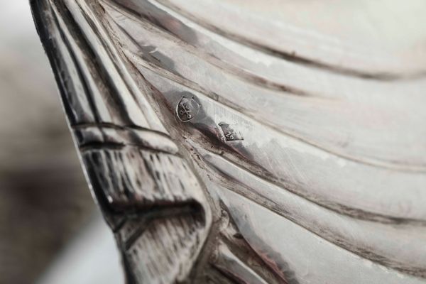 Rara coppia di lucerne. Argento fuso, sbalzato e cesellato. Arte neoclassica romana, prima met del XIX secolo. Maestro argentiere Filippo Pacetti (1824-1857). Marchio camerale in uso dal 1815 al 1875  - Asta Dimore italiane - Associazione Nazionale - Case d'Asta italiane