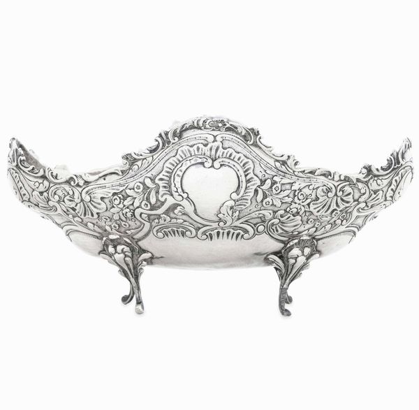 Centrotavola. Argento fuso e sagomato. Hanau XX secolo. Marchi ad imitazione dell'argenteria francese del '700  - Asta Dimore italiane - Associazione Nazionale - Case d'Asta italiane