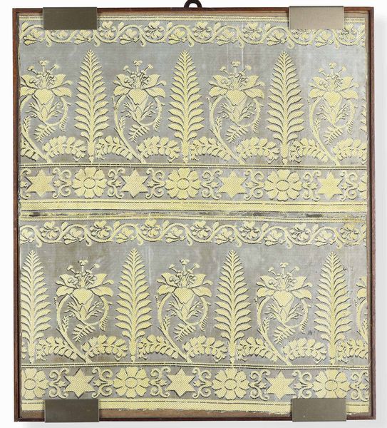 Lotto di tre tessuti in cornice  - Asta Dimore italiane - Associazione Nazionale - Case d'Asta italiane