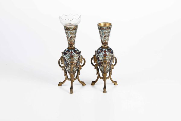 Coppia di candelieri. Bronzo e smalti colorati. Francia XIX-XX secolo  - Asta Dimore italiane - Associazione Nazionale - Case d'Asta italiane