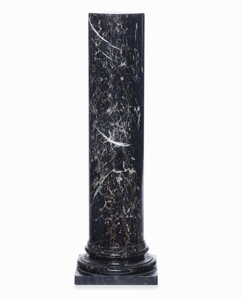 Colonna in marmo nero. XX secolo  - Asta Dimore italiane - Associazione Nazionale - Case d'Asta italiane