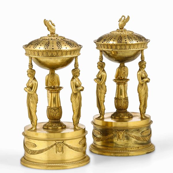 Coppia di brucia profumo. Bronzo fuso, dorato e cesellato. Arte neoclassica francese del XVIII-XIX secolo  - Asta Dimore italiane - Associazione Nazionale - Case d'Asta italiane