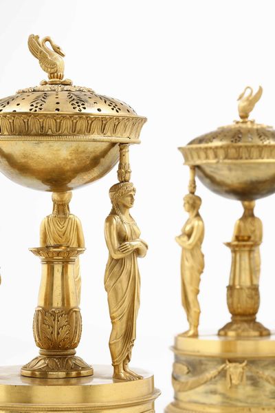 Coppia di brucia profumo. Bronzo fuso, dorato e cesellato. Arte neoclassica francese del XVIII-XIX secolo  - Asta Dimore italiane - Associazione Nazionale - Case d'Asta italiane