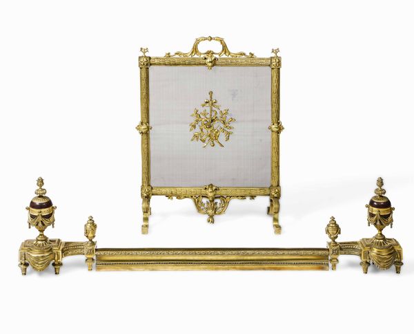 Coppia di alari e parascintille in bronzo dorato. XIX secolo  - Asta Dimore italiane - Associazione Nazionale - Case d'Asta italiane