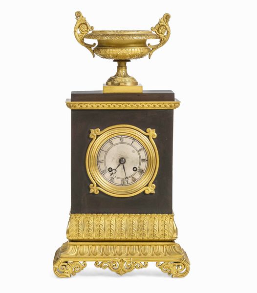 Pendola da tavolo in bronzo patinato e bronzo dorato e cesellato. Francia XIX secolo  - Asta Dimore italiane - Associazione Nazionale - Case d'Asta italiane