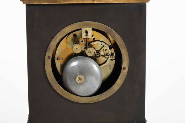 Pendola da tavolo in bronzo patinato e bronzo dorato e cesellato. Francia XIX secolo  - Asta Dimore italiane - Associazione Nazionale - Case d'Asta italiane