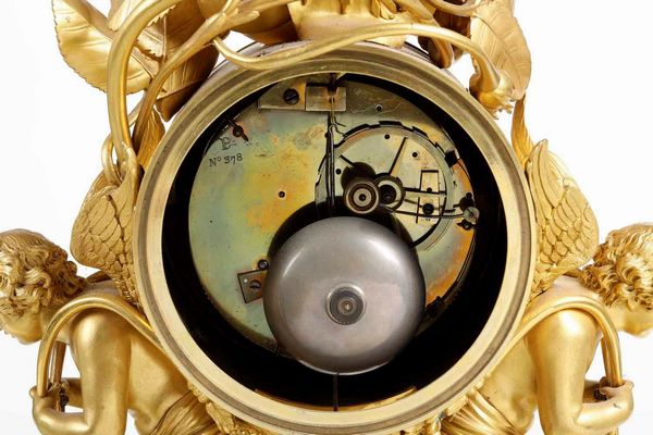 Pendola da tavolo in bronzo dorato e cesellato. Le Roy, Francia XIX secolo  - Asta Dimore italiane - Associazione Nazionale - Case d'Asta italiane