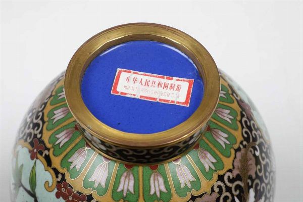 Coppia di vasi a bottiglia in smalti con decori floreali e scene naturalistiche entro riserve, Cina, Dinastia Qing, XIX secolo  - Asta Dimore italiane - Associazione Nazionale - Case d'Asta italiane