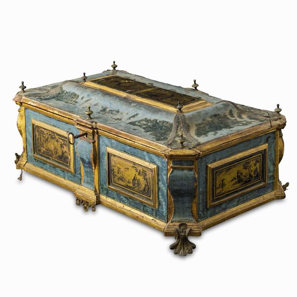 Scrittoio da viaggio. Legno sagomato, dipinto e dorato. Alto Veneto o Sud Germania XVIII secolo  - Asta Dimore italiane - Associazione Nazionale - Case d'Asta italiane