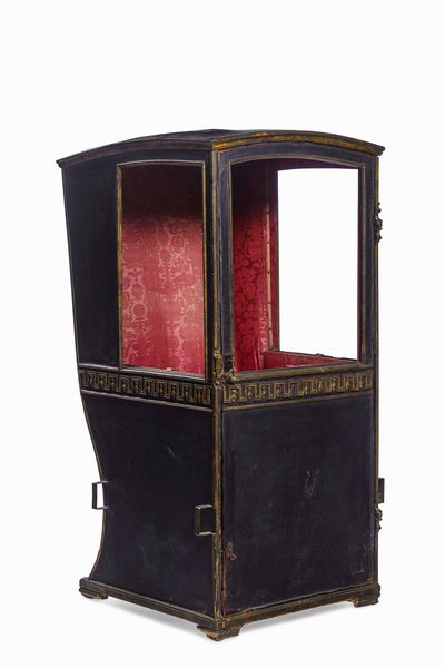 Portantina in pelle nera con profili in metallo dorato, Genova fine XVIII secolo  - Asta Dimore italiane - Associazione Nazionale - Case d'Asta italiane