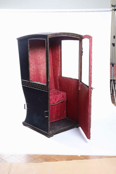 Portantina in pelle nera con profili in metallo dorato, Genova fine XVIII secolo  - Asta Dimore italiane - Associazione Nazionale - Case d'Asta italiane