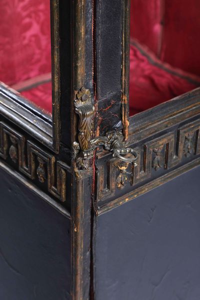 Portantina in pelle nera con profili in metallo dorato, Genova fine XVIII secolo  - Asta Dimore italiane - Associazione Nazionale - Case d'Asta italiane