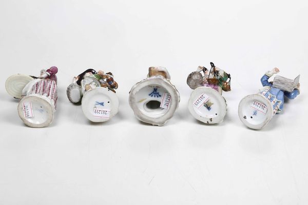 Cinque figurine di venditori ambulanti Cris de Paris<BR>Meissen (4 pezzi) e Doccia, XX secolo  - Asta Dimore italiane - Associazione Nazionale - Case d'Asta italiane
