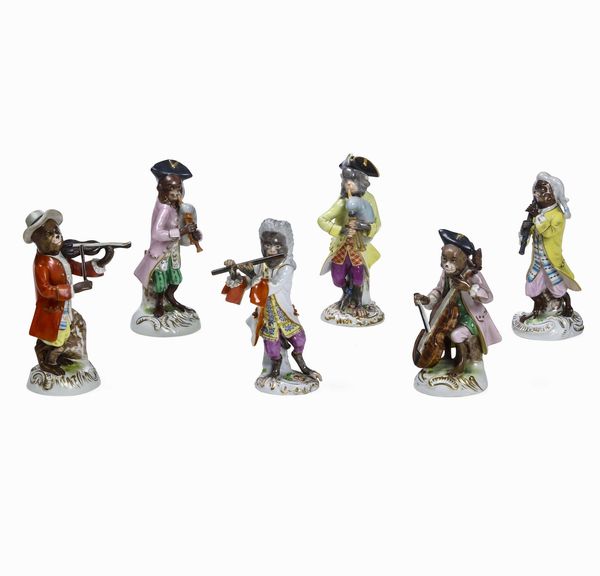 Sei figurine di scimmie musicanti<BR>Meissen (2 pezzi) e Napoli, XX secolo  - Asta Dimore italiane - Associazione Nazionale - Case d'Asta italiane