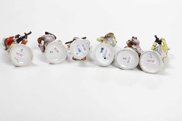 Sei figurine di scimmie musicanti<BR>Meissen (2 pezzi) e Napoli, XX secolo  - Asta Dimore italiane - Associazione Nazionale - Case d'Asta italiane