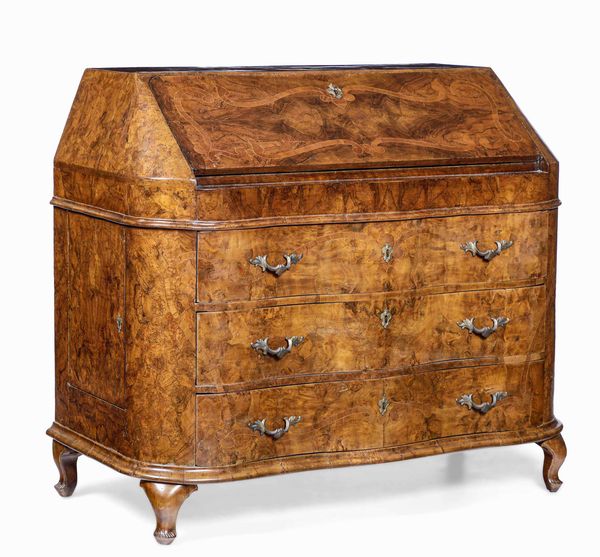 Ribalta lastronata in radica di noce, Veneto XVIII secolo  - Asta Dimore italiane - Associazione Nazionale - Case d'Asta italiane