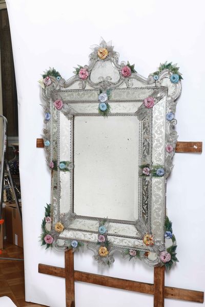 Specchiera in vetri policromi di Murano. XX secolo  - Asta Dimore italiane - Associazione Nazionale - Case d'Asta italiane