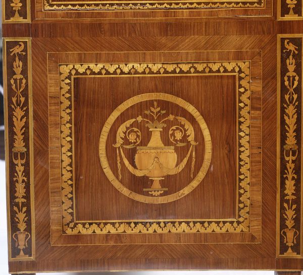 Cassettone lastronato ed intarsiato, Lombardia fine XVIII secolo - inizio XIX  - Asta Dimore italiane - Associazione Nazionale - Case d'Asta italiane