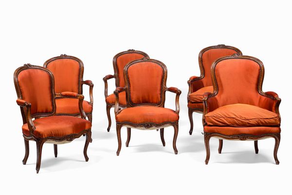 Due bergere e quattro poltroncine in noce scolpito. Francia XVIII secolo, alcune stampigliate Nogaret Lyon  - Asta Dimore italiane - Associazione Nazionale - Case d'Asta italiane