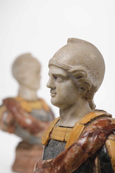 Coppia di busti loricati. Marmo bianco, peperino e marmi colorati. Probabile XVIII secolo  - Asta Dimore italiane - Associazione Nazionale - Case d'Asta italiane
