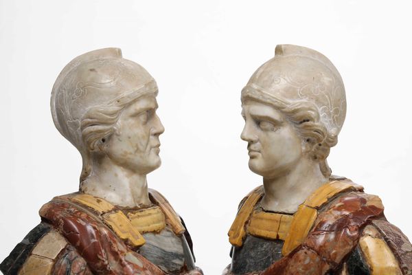 Coppia di busti loricati. Marmo bianco, peperino e marmi colorati. Probabile XVIII secolo  - Asta Dimore italiane - Associazione Nazionale - Case d'Asta italiane