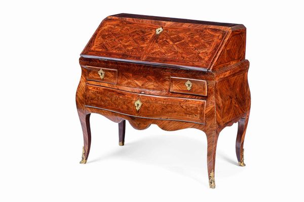 Bureau in legno lastronato ed intarsiato. Stampiglio di Guillaume Schwingkens, Francia prima metà XVIII secolo  - Asta Dimore italiane - Associazione Nazionale - Case d'Asta italiane