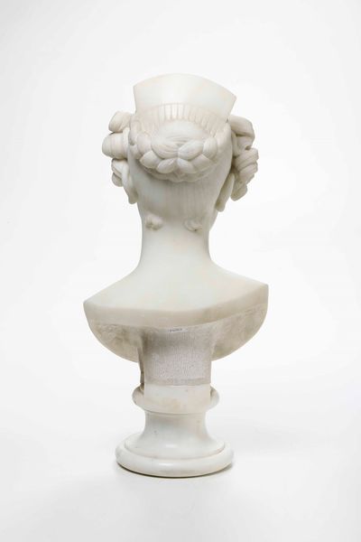 Busto muliebre. Marmo bianco Scultore neoclassico del XIX secolo  - Asta Dimore italiane - Associazione Nazionale - Case d'Asta italiane