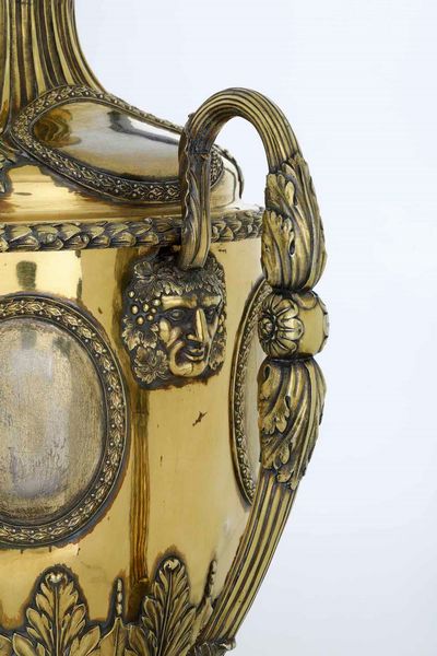 Grande coppa biansata. Argento fuso, sbalzato, cesellato e dorato. Londra 1816, argentiere William Elliot  - Asta Dimore italiane - Associazione Nazionale - Case d'Asta italiane