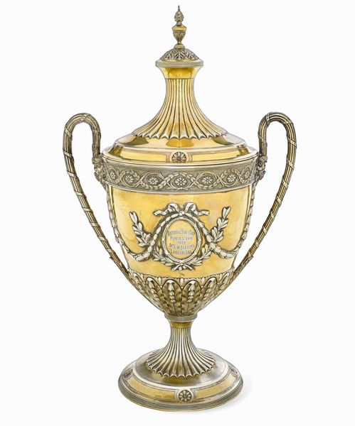 Grande coppa biansata. Argento fuso, sbalzato, cesellato e dorato. Londra 1896, argentiere Bernard e Sons  - Asta Dimore italiane - Associazione Nazionale - Case d'Asta italiane