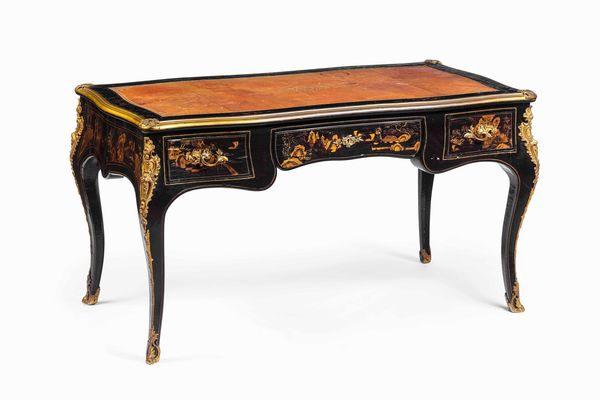 Bureau-plat in legno ebanizzato con decorazioni a chinoiserie in policromia. Francia XVIII-XIX secolo  - Asta Dimore italiane - Associazione Nazionale - Case d'Asta italiane
