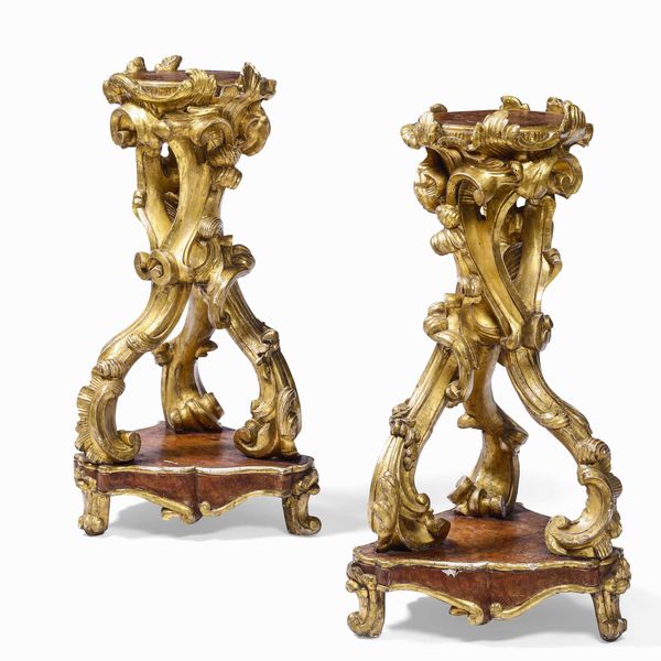 Coppia di gueridon in legno intagliato a volute, dorato e dipinto a finto marmo. XVIII secolo  - Asta Dimore italiane - Associazione Nazionale - Case d'Asta italiane