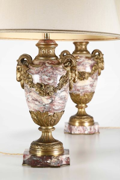 Coppia di lampade. Bronzo fuso e dorato, marmo fior di pesco. Manifattura francese del XX secolo  - Asta Dimore italiane - Associazione Nazionale - Case d'Asta italiane
