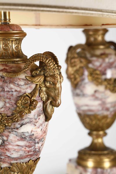 Coppia di lampade. Bronzo fuso e dorato, marmo fior di pesco. Manifattura francese del XX secolo  - Asta Dimore italiane - Associazione Nazionale - Case d'Asta italiane