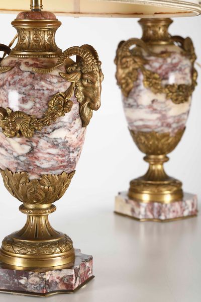 Coppia di lampade. Bronzo fuso e dorato, marmo fior di pesco. Manifattura francese del XX secolo  - Asta Dimore italiane - Associazione Nazionale - Case d'Asta italiane