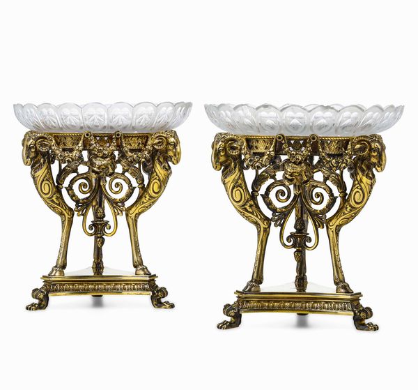 Coppia di alzate. Metallo dorato e vetro. Manifattura Elkington, Inghilterra XIX-XX secolo  - Asta Dimore italiane - Associazione Nazionale - Case d'Asta italiane