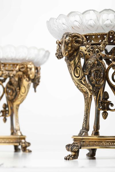 Coppia di alzate. Metallo dorato e vetro. Manifattura Elkington, Inghilterra XIX-XX secolo  - Asta Dimore italiane - Associazione Nazionale - Case d'Asta italiane