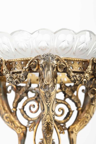 Coppia di alzate. Metallo dorato e vetro. Manifattura Elkington, Inghilterra XIX-XX secolo  - Asta Dimore italiane - Associazione Nazionale - Case d'Asta italiane