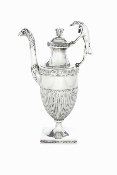 Caffettiera. Argento fuso, sbalzato e cesellato. Roma XIX secolo. Marchio camerale in uso dal 1815 al 1852. Maestro argentiere Pietro Spagna (1817-1861)  - Asta Dimore italiane - Associazione Nazionale - Case d'Asta italiane