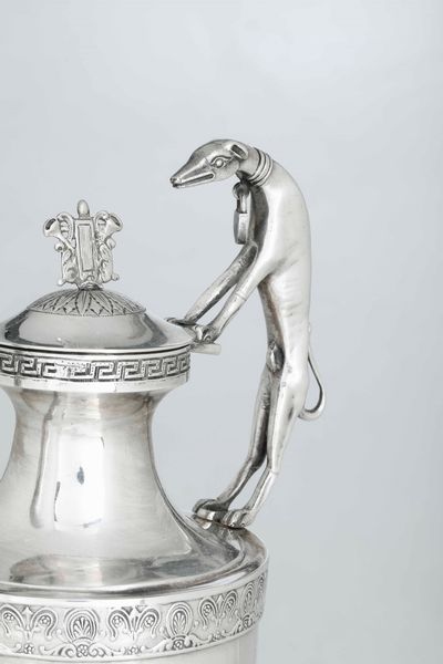 Caffettiera. Argento fuso, sbalzato e cesellato. Roma XIX secolo. Marchio camerale in uso dal 1815 al 1852. Maestro argentiere Pietro Spagna (1817-1861)  - Asta Dimore italiane - Associazione Nazionale - Case d'Asta italiane