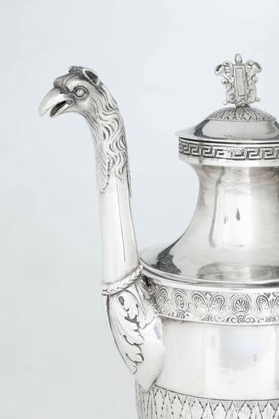 Caffettiera. Argento fuso, sbalzato e cesellato. Roma XIX secolo. Marchio camerale in uso dal 1815 al 1852. Maestro argentiere Pietro Spagna (1817-1861)  - Asta Dimore italiane - Associazione Nazionale - Case d'Asta italiane